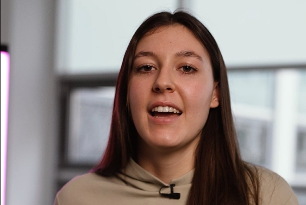 Hanna macht eine Ausbildung zur Gebäudereinigerin